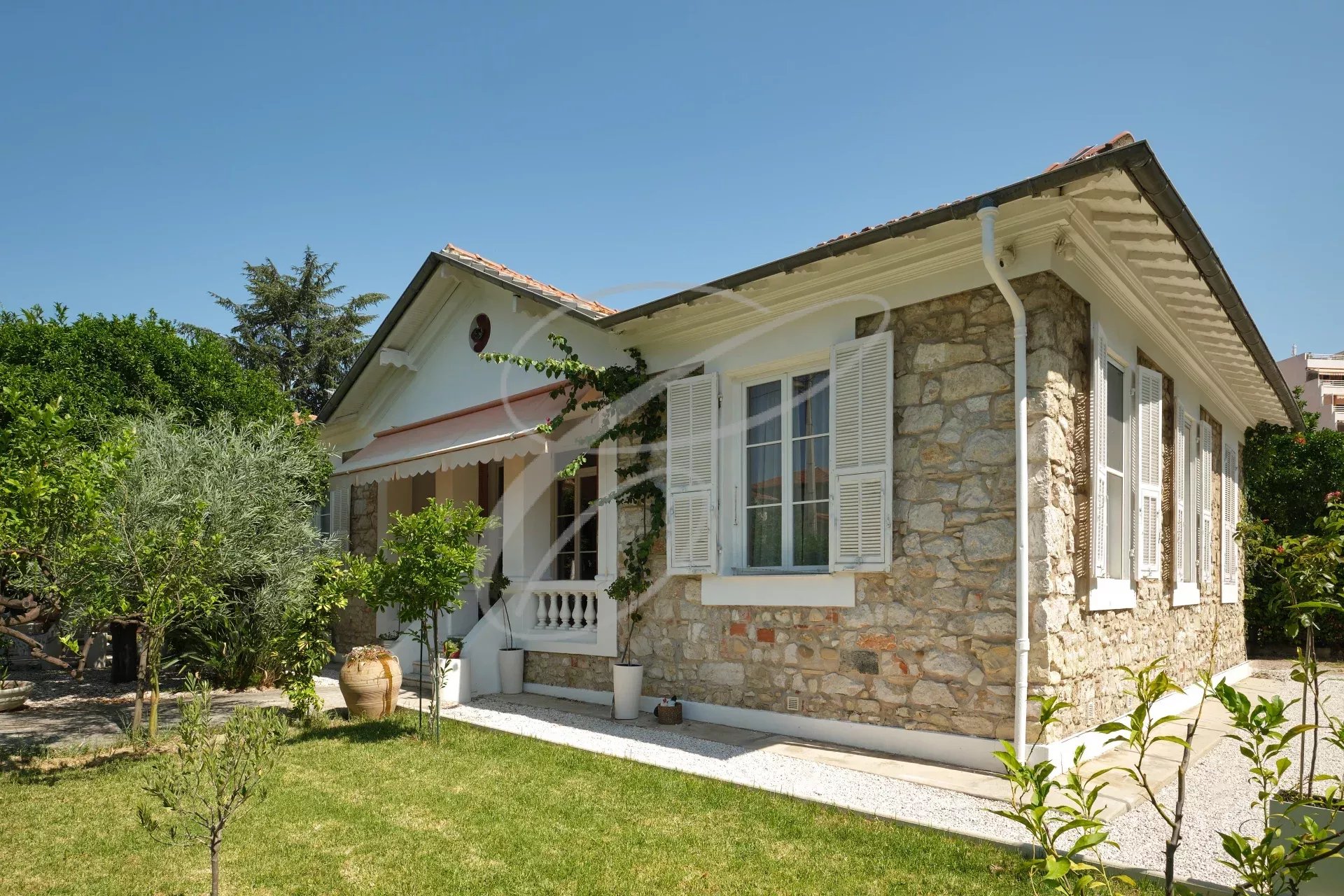 Villa à Roquebrune-Cap-Martin Villa de plain-pied en pierre avec jardin à Roquebrune-Cap-Martin.