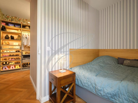 Chambre d'une villa à Roquebrune-Cap-Martin avec dressing et lit.