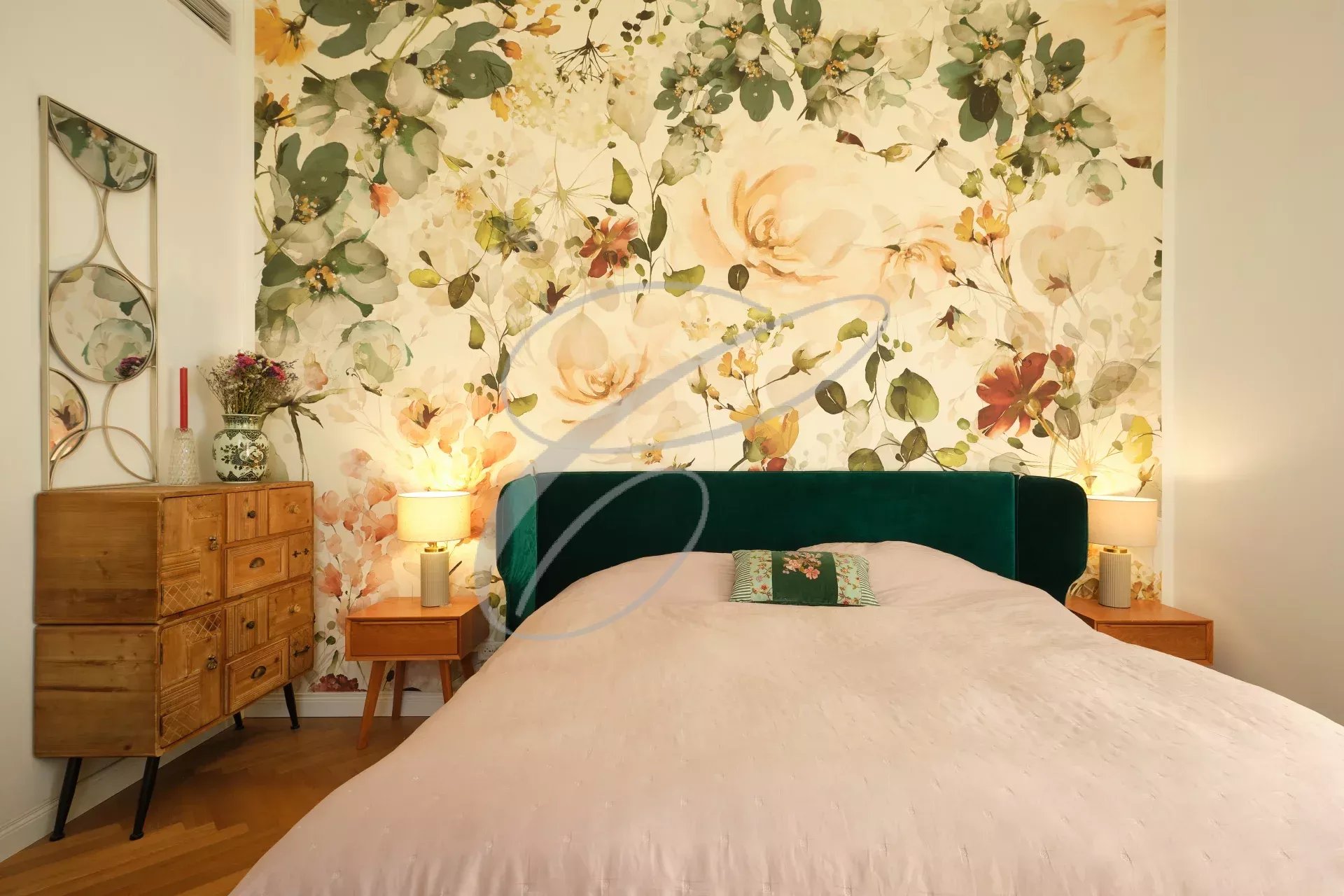 Chambre de villa à Roquebrune-Cap-Martin Chambre avec lit double et mur décoré de fleurs, éclairage doux.