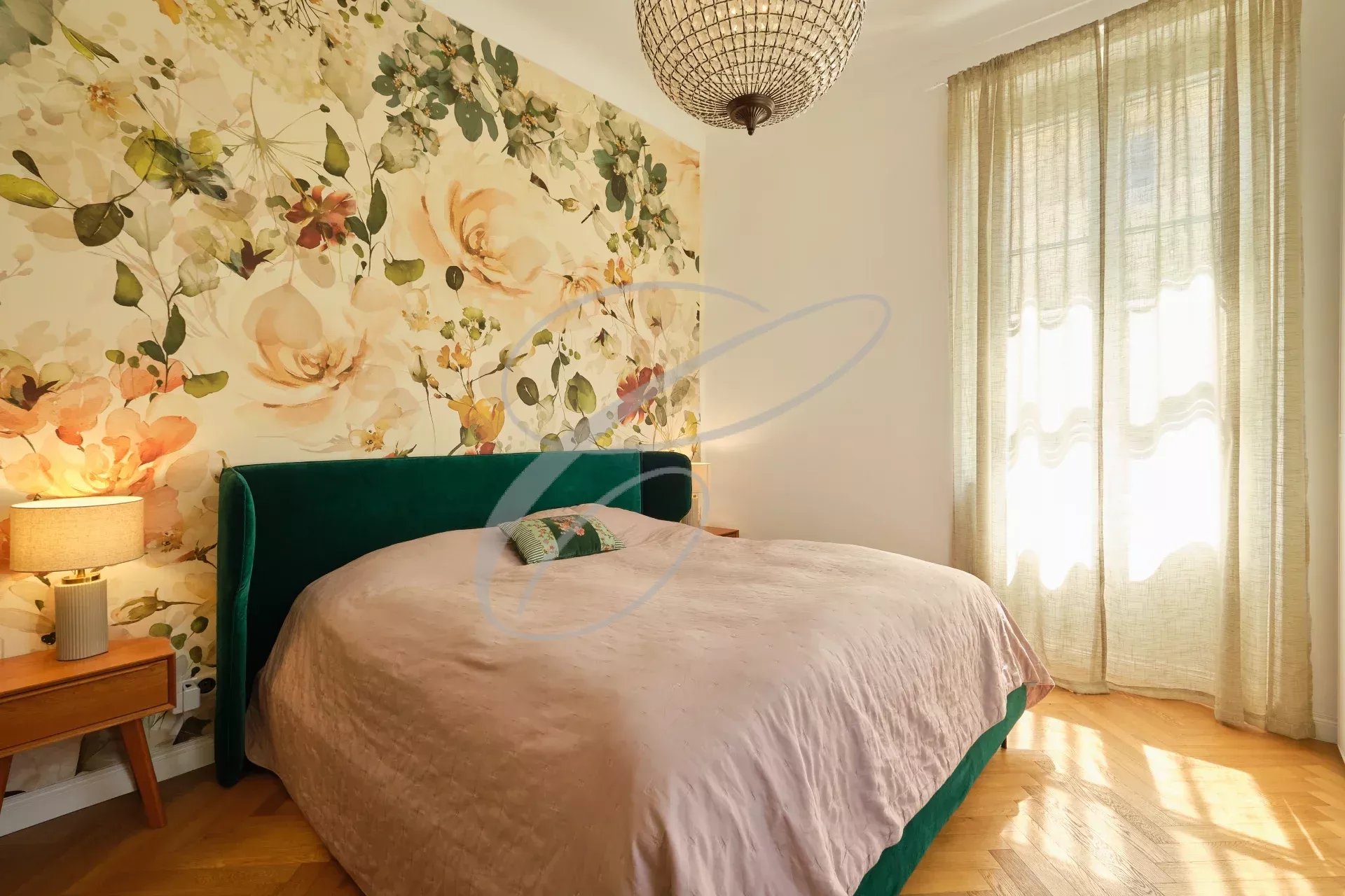 Chambre de villa à Roquebrune-Cap-Martin Chambre avec un lit double, décoration florale et lumière naturelle à Roquebrune-Cap-Martin.