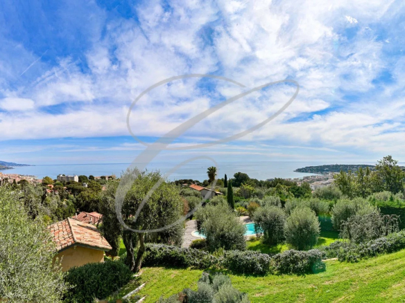 Panoramic sea view from a property with park and swimming pool in Menton.