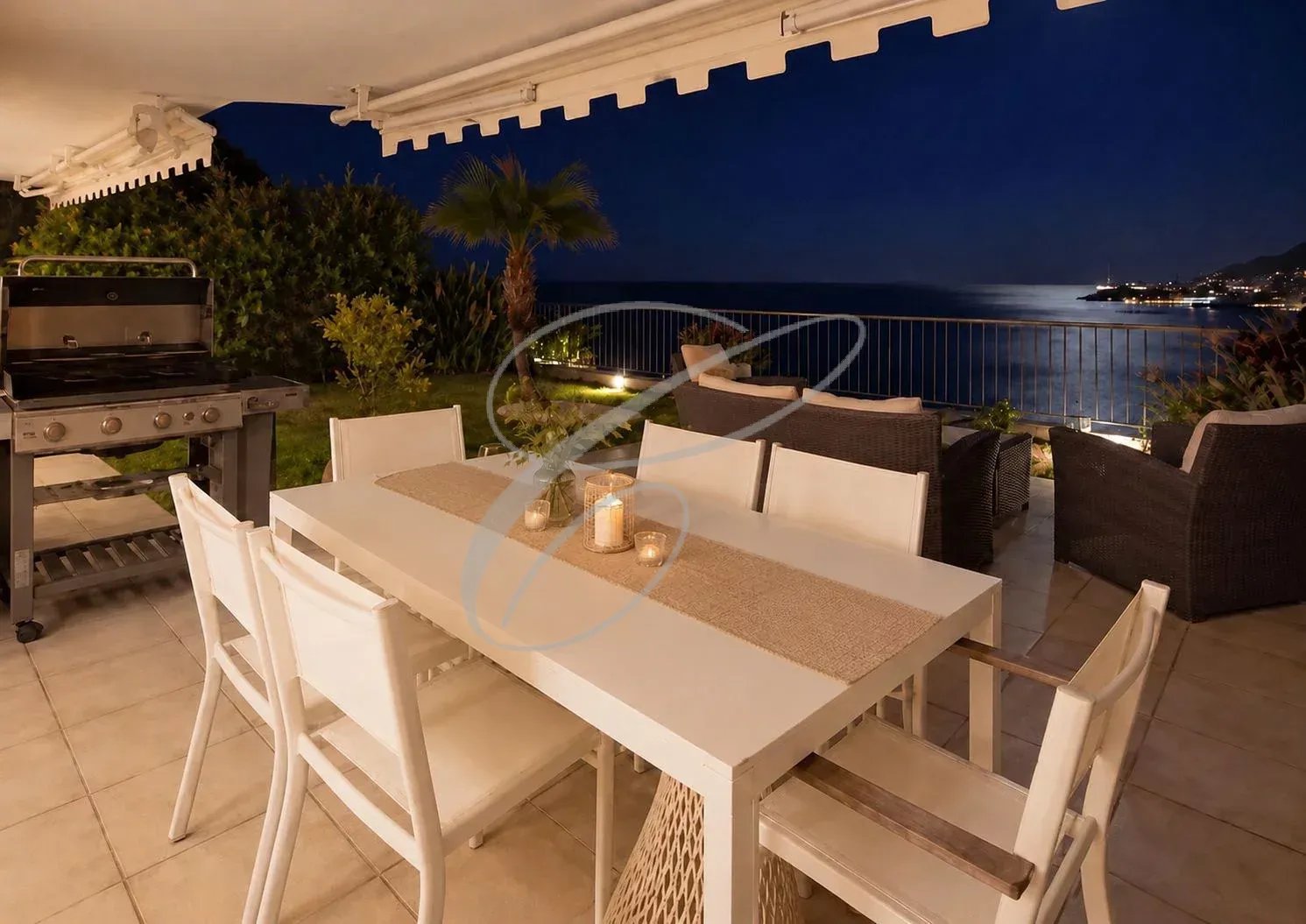 Terrasse avec vue sur la mer Terrasse d'un appartement avec vue sur la mer à Roquebrune-Cap-Martin, mobilier de jardin et barbecue.