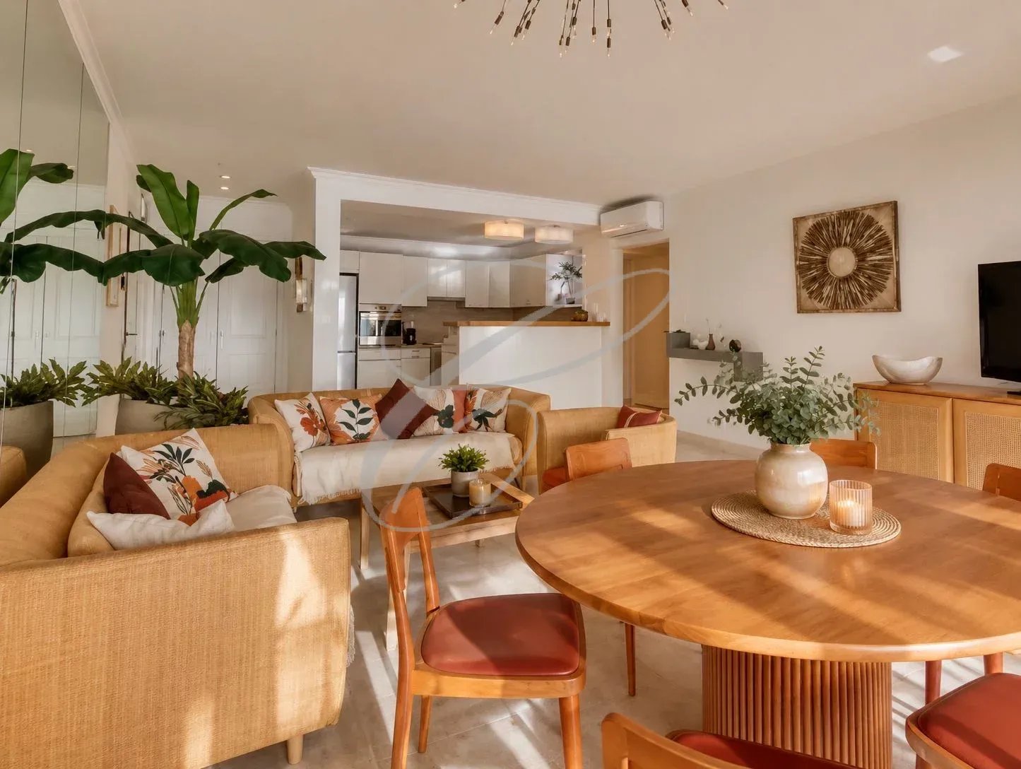 Appartement moderne à Roquebrune-Cap-Martin Intérieur d'un appartement moderne avec salon, salle à manger et cuisine ouverte.