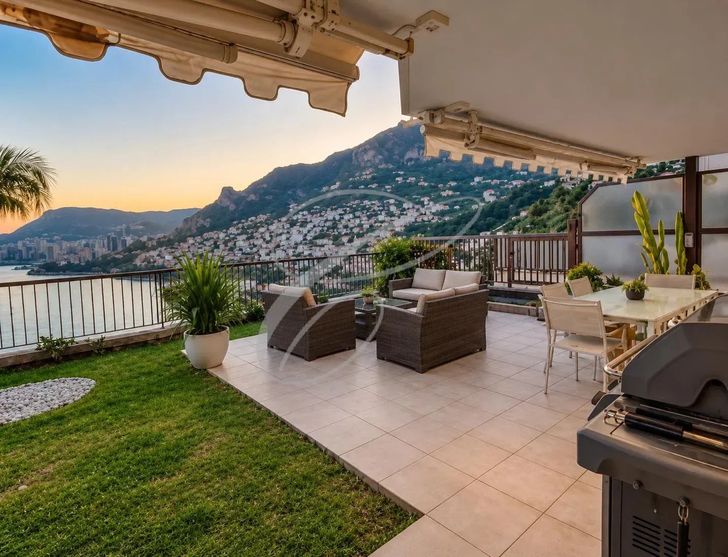 Terrasse avec vue sur Monaco Terrasse d'un appartement avec vue sur la baie de Monaco, mobilier de jardin et espace vert.
