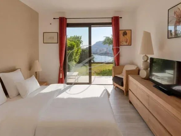 Chambre d'un appartement à Roquebrune-Cap-Martin avec vue sur la mer et la baie de Monaco.