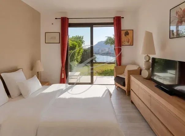 Chambre avec vue à Roquebrune-Cap-Martin Chambre d'un appartement à Roquebrune-Cap-Martin avec vue sur la mer et la baie de Monaco.