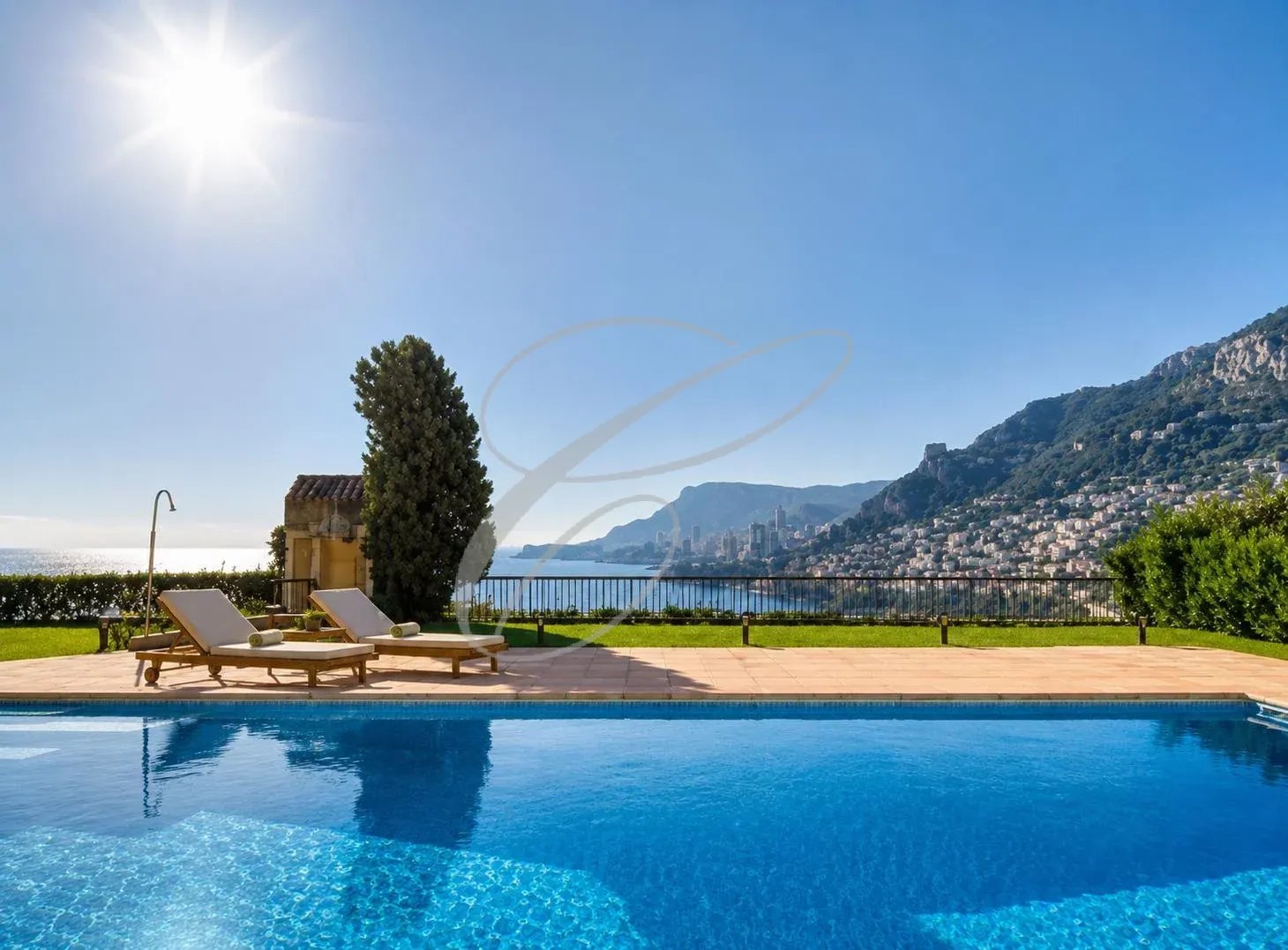 Vue sur la piscine et la baie de Monaco Piscine avec chaises longues et vue sur la baie de Monaco à Roquebrune-Cap-Martin.