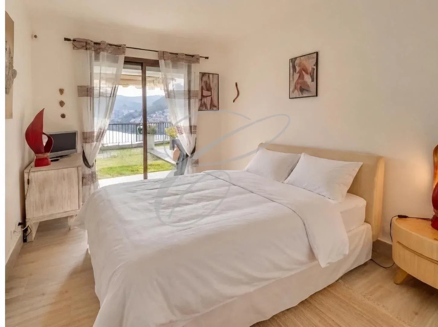 Chambre avec vue à Roquebrune-Cap-Martin Chambre d'un appartement avec vue sur la mer à Roquebrune-Cap-Martin.