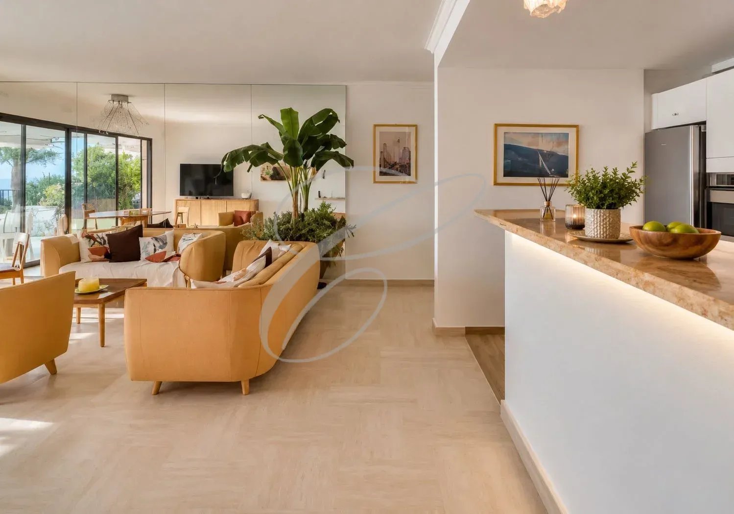 Appartement moderne à Roquebrune-Cap-Martin Intérieur d'un appartement moderne avec salon, cuisine ouverte et plantes, vue sur la mer.
