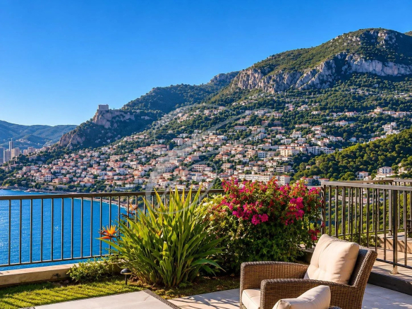 Vue panoramique sur la baie de Monaco depuis une terrasse avec des plantes et un fauteuil.