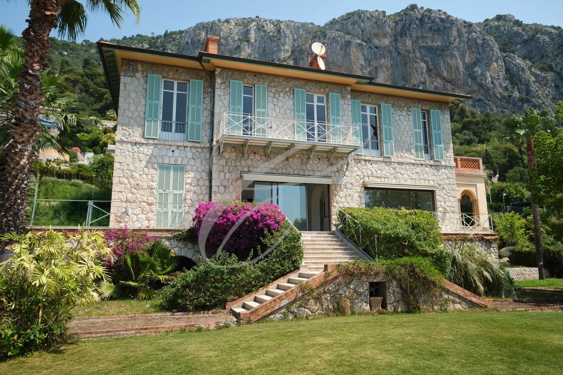 Property in Menton Garavan Stone property with garden and swimming pool in Menton Garavan, surrounded by exotic vegetation.