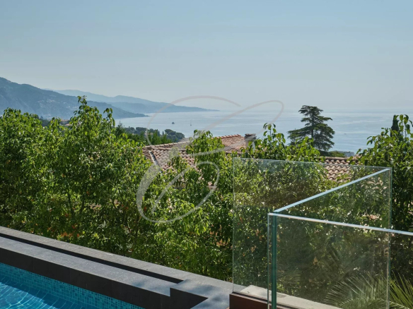 Vue panoramique sur la mer depuis une villa contemporaine avec piscine à débordement à Roquebrune-Cap-Martin.