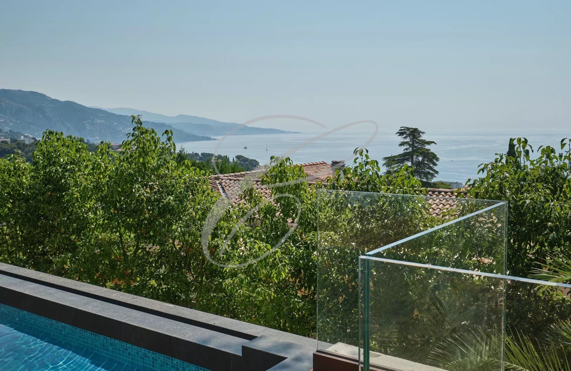 Vue panoramique sur la mer depuis une villa contemporaine avec piscine à débordement à Roquebrune-Cap-Martin.