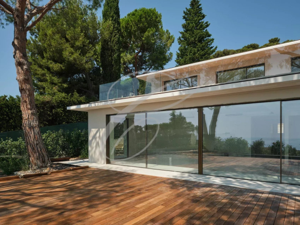 Villa contemporaine neuve avec piscine à débordement et jardin à Roquebrune-Cap-Martin.
