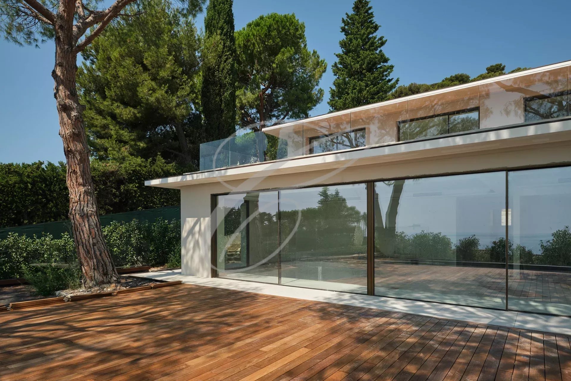 Villa contemporaine neuve avec piscine à débordement et jardin à Roquebrune-Cap-Martin.