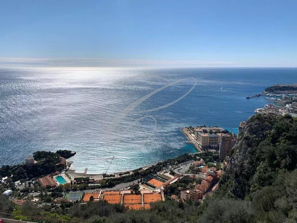 Vue panoramique de la mer et de la côte depuis une villa moderne à Roquebrune-Cap-Martin.