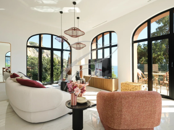 Intérieur d'une propriété rénovée avec vue mer à Menton, salon lumineux et moderne.