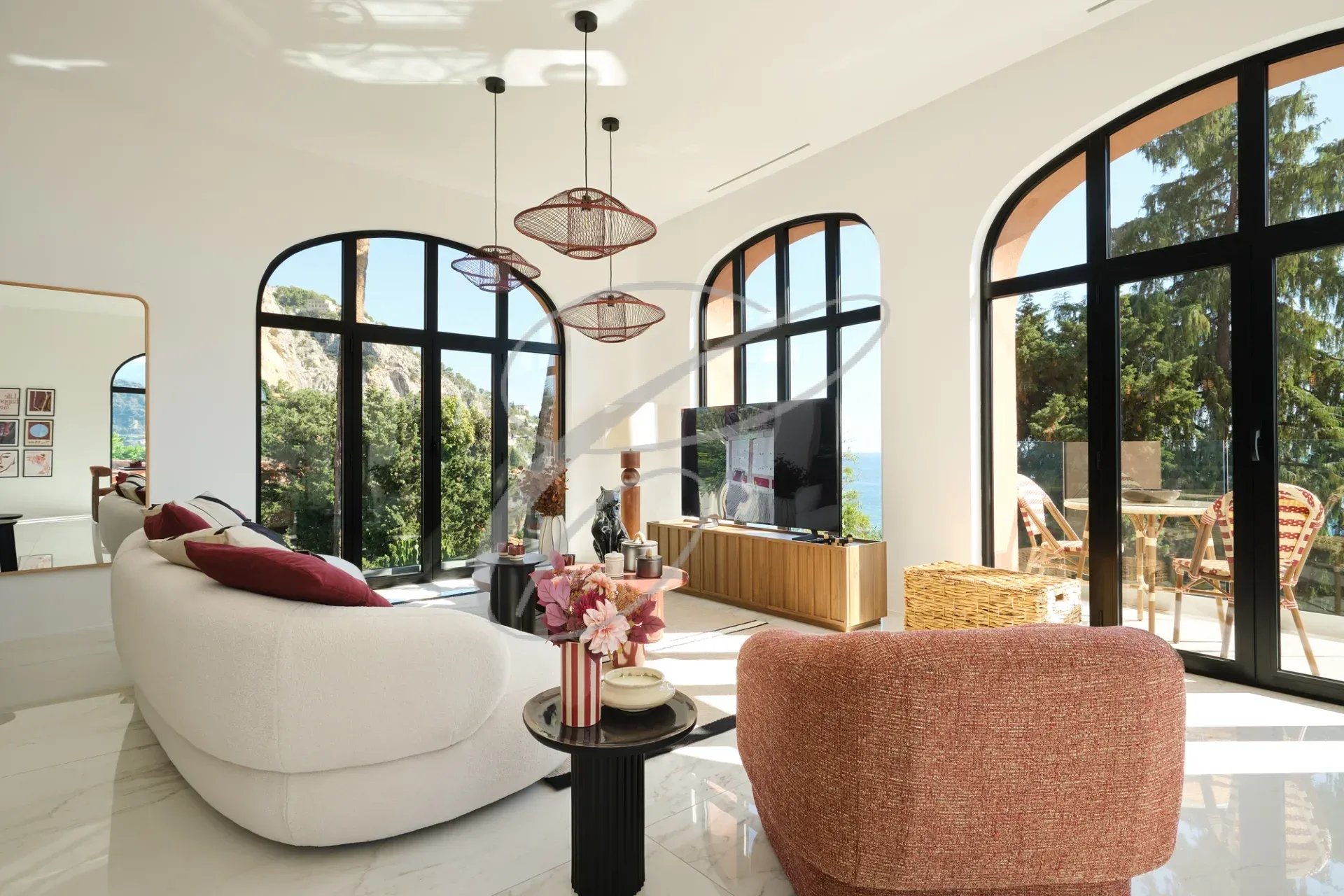 Intérieur d'une propriété rénovée avec vue mer à Menton, salon lumineux et moderne.