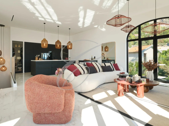 Intérieur d'une propriété rénovée à Menton, avec un salon moderne et lumineux.