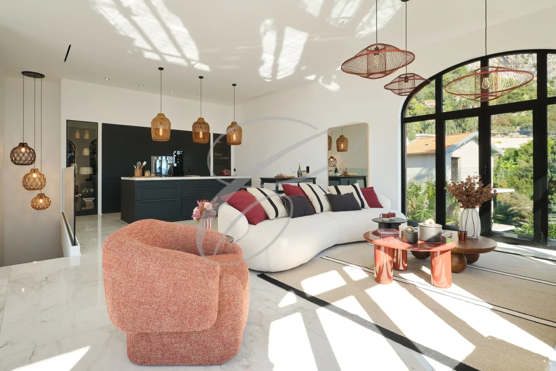 Intérieur d'une propriété rénovée à Menton, avec un salon moderne et lumineux.
