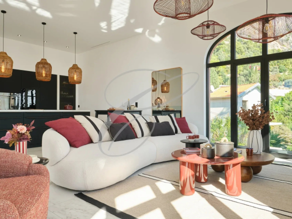 Intérieur d'une propriété rénovée à Menton Garavan avec salon lumineux et décoration moderne.