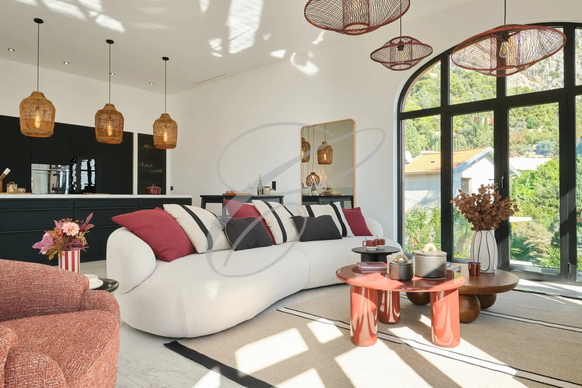 Intérieur d'une propriété rénovée à Menton Garavan avec salon lumineux et décoration moderne.