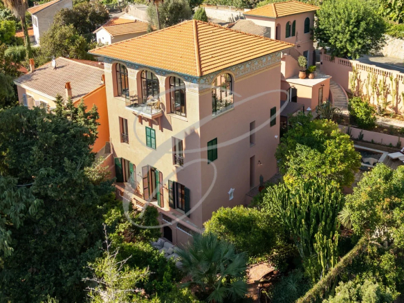 Propriété rénovée avec piscine et vue mer à Menton Garavan, entourée de verdure.