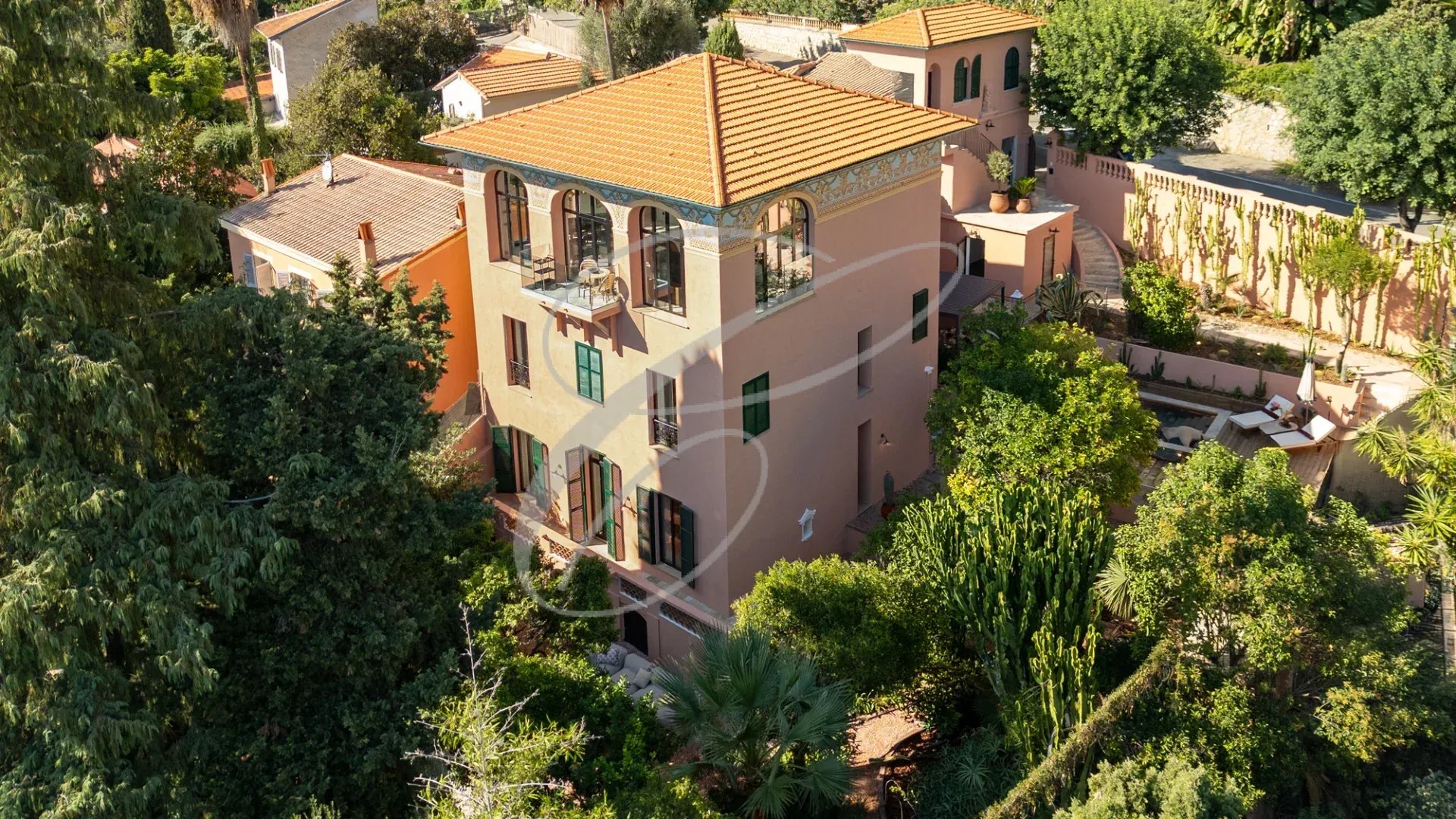 Propriété rénovée avec piscine et vue mer à Menton Garavan, entourée de verdure.