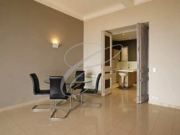 Intérieur d'un appartement à Beausoleil avec salle à manger et cuisine ouverte.