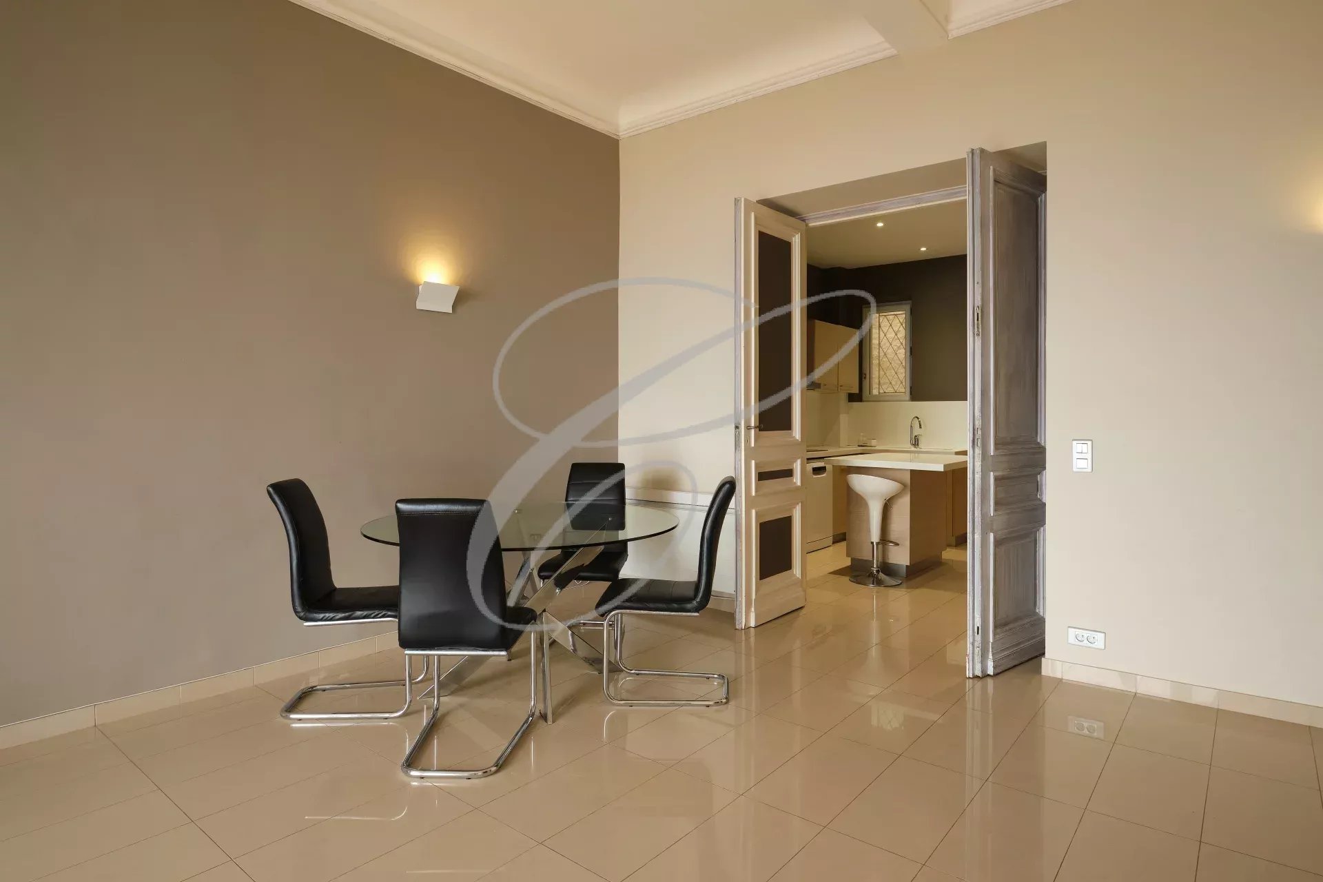 Intérieur d'un appartement à Beausoleil avec salle à manger et cuisine ouverte.