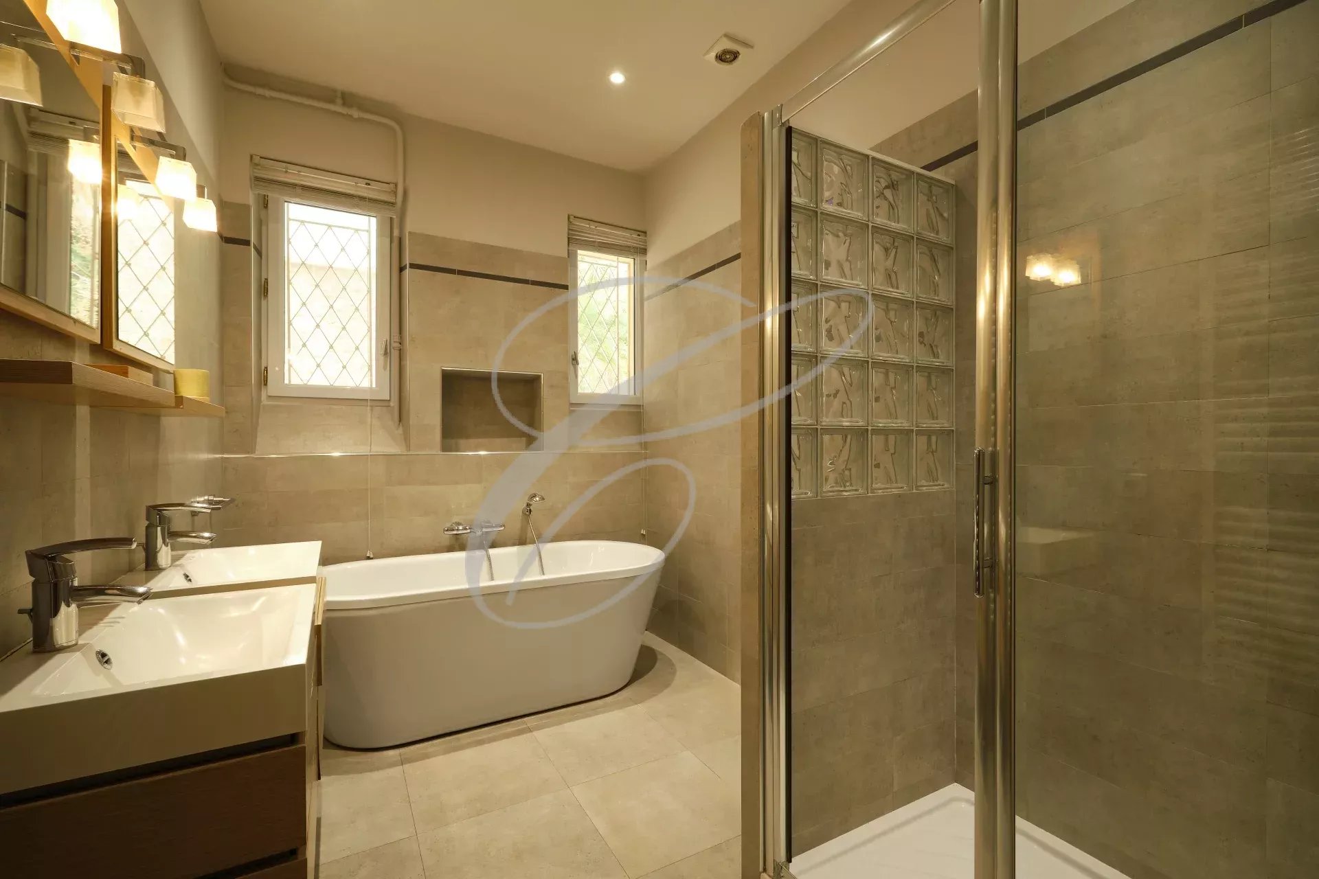 Salle de bains moderne avec baignoire et douche dans un appartement à Beausoleil.