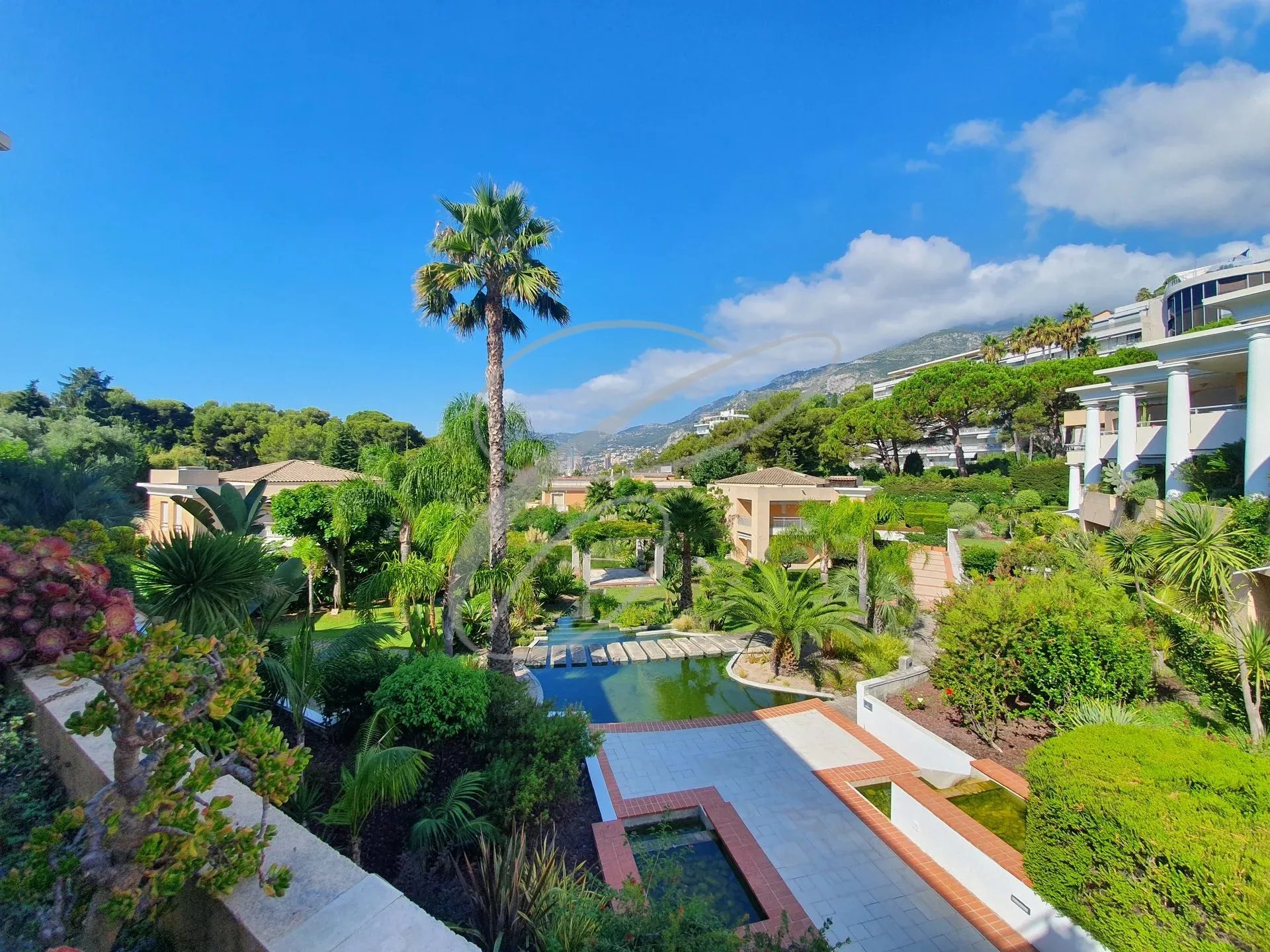 Luxury residence in Roquebrune-Cap-Martin View of a residence with swimming pool and park in Roquebrune-Cap-Martin, surrounded by greenery.