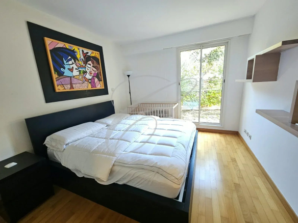 Room in an apartment in Roquebrune-Cap-Martin with double bed and access to the garden.