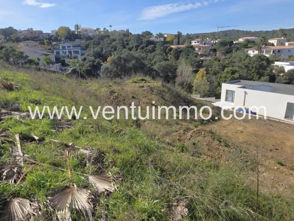 Two semi-detached villas, each with a private pool, in Fréjus