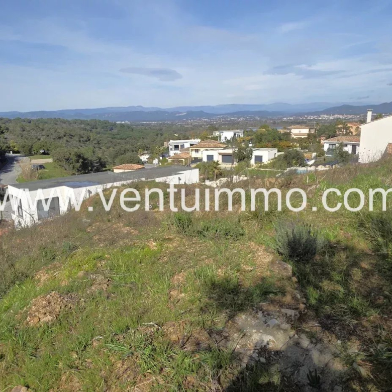 LA GARDE-FREINET : propriété viticole avec maison