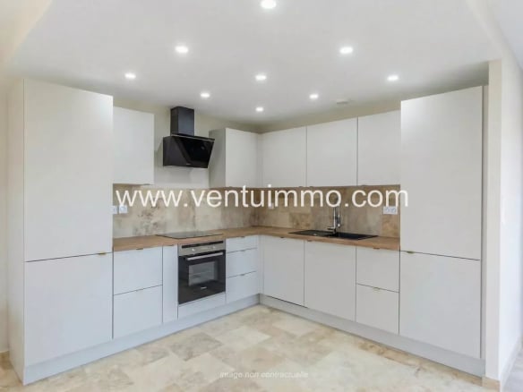 Modern and fully equipped kitchen in a terraced house in Mougins.