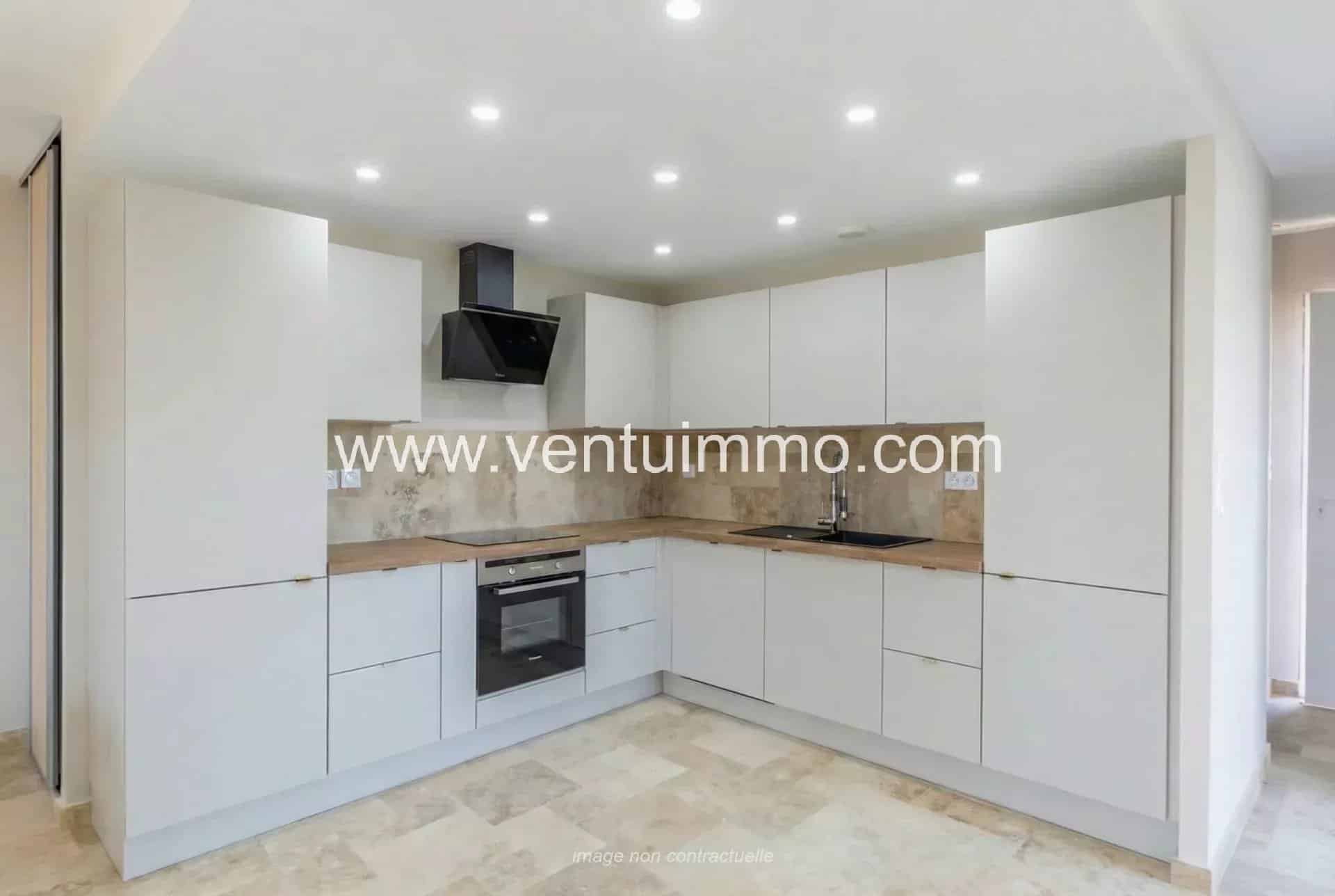 Modern and fully equipped kitchen in a terraced house in Mougins.