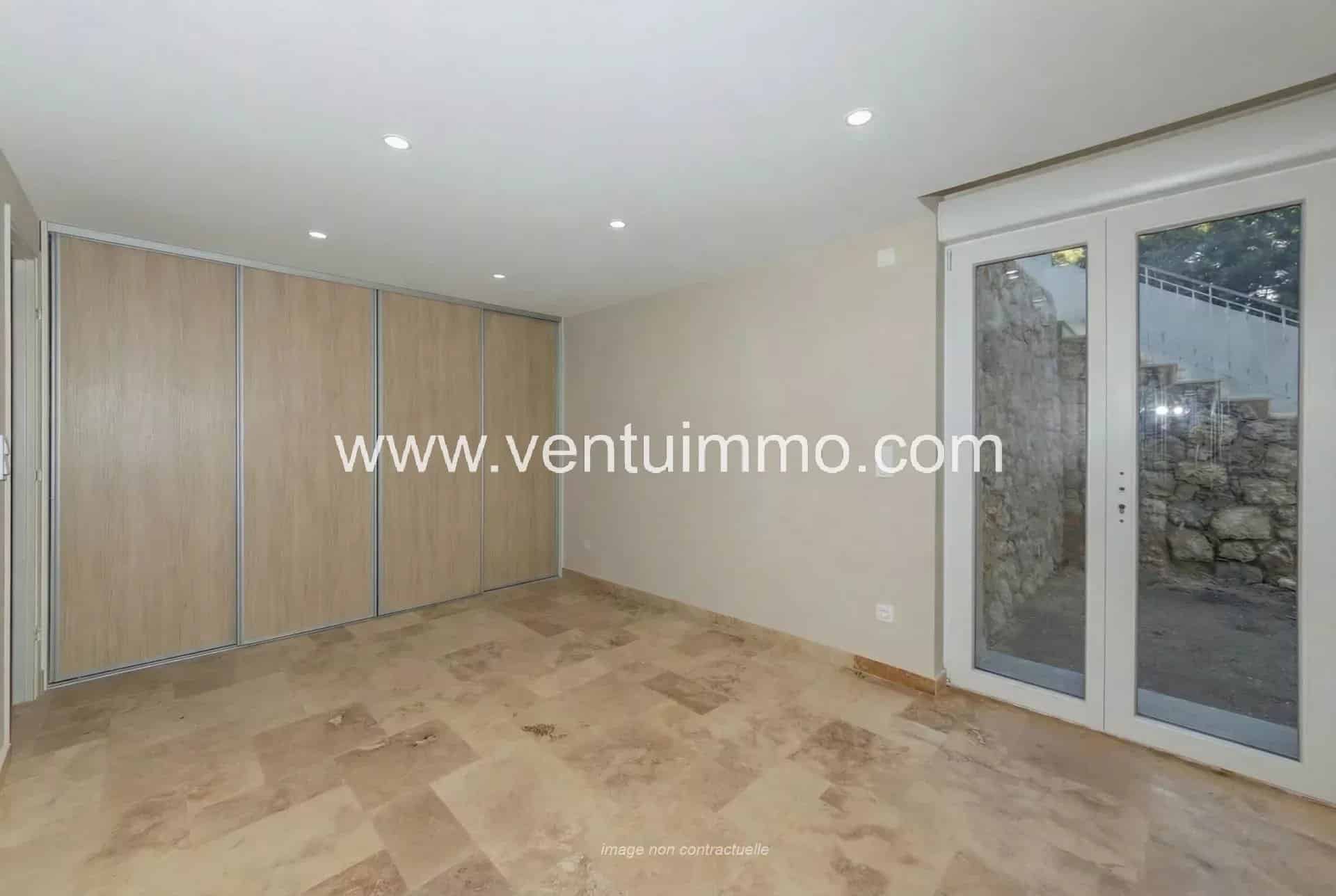 Interior of a terraced house in Mougins, with tiled floor and light-colored walls.