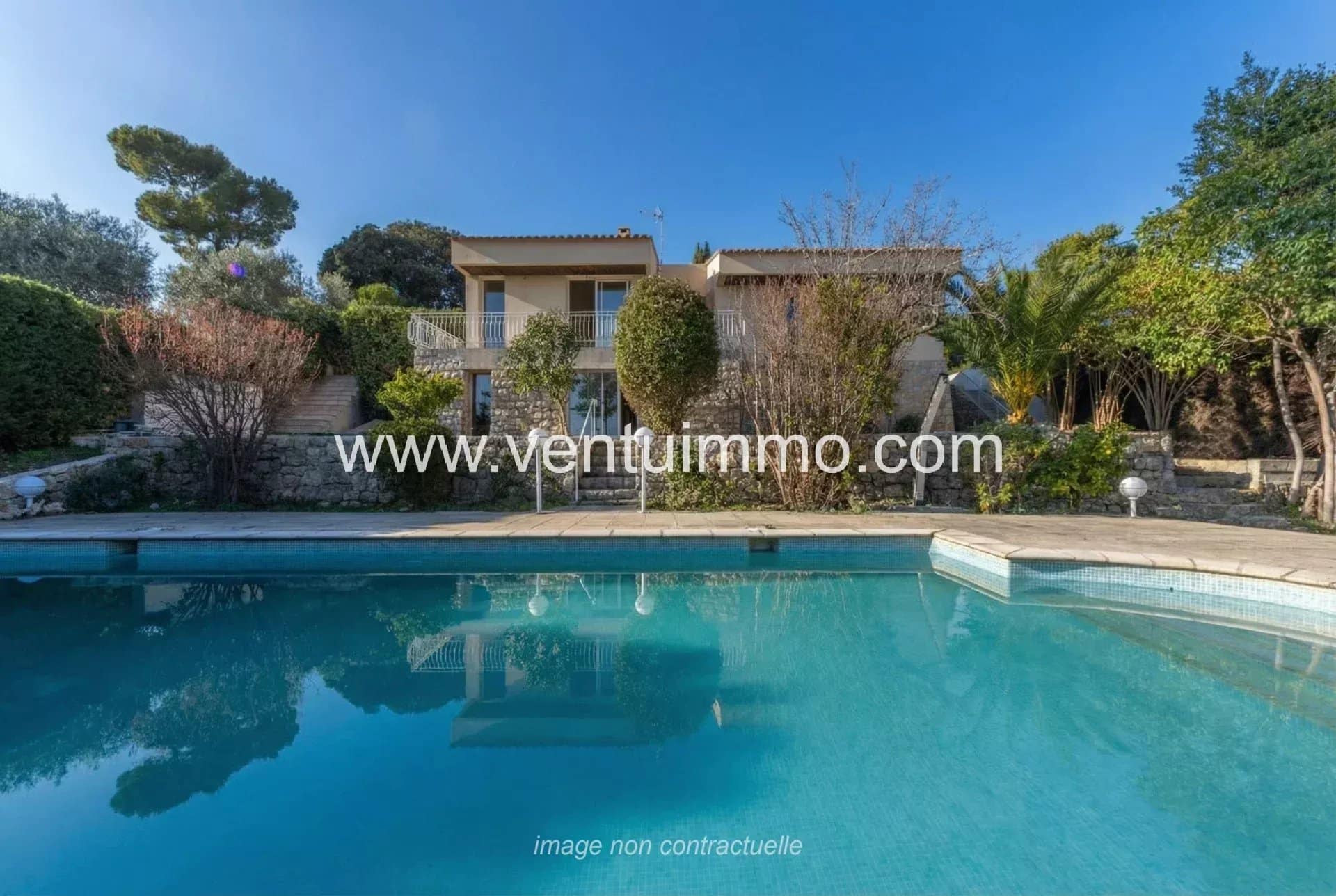 Semi-detached house with swimming pool in a garden in Mougins