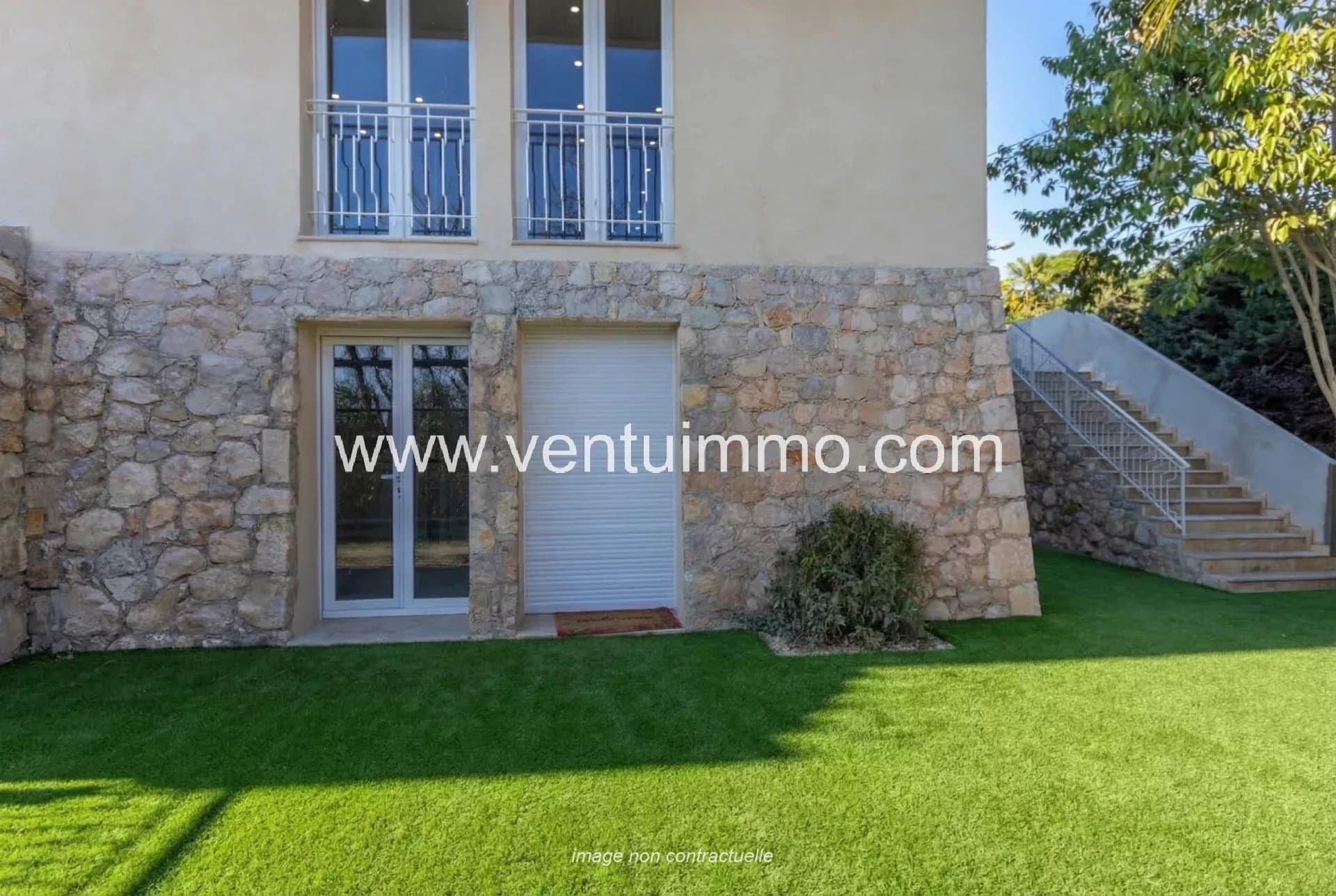 Semi-detached house with garden and access to swimming pool in Mougins.