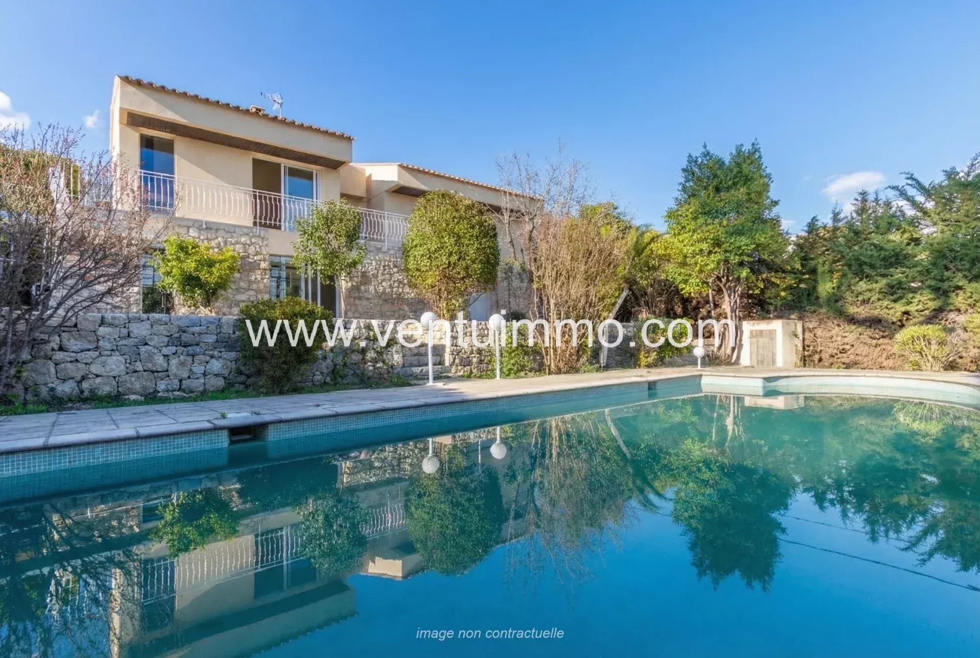 Semi-detached house of 111 m² with shared swimming pool in Mougins, surrounded by greenery.