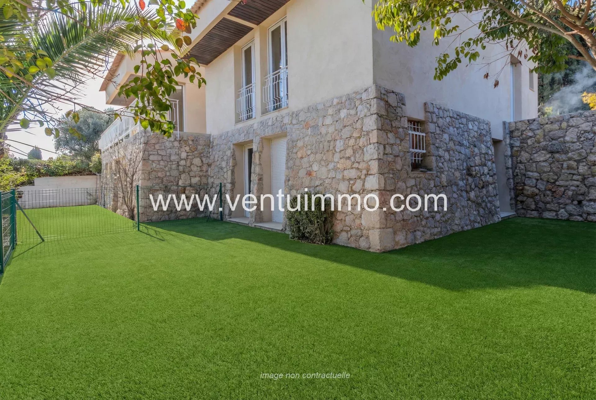 Semi-detached house with garden and swimming pool in Mougins, exterior view.