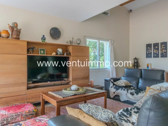 Intérieur d'une maison moderne avec salon et télévision.