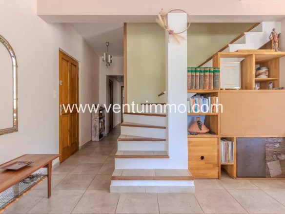 Intérieur d'une maison avec un escalier et des meubles en bois, La Garde-Freinet.