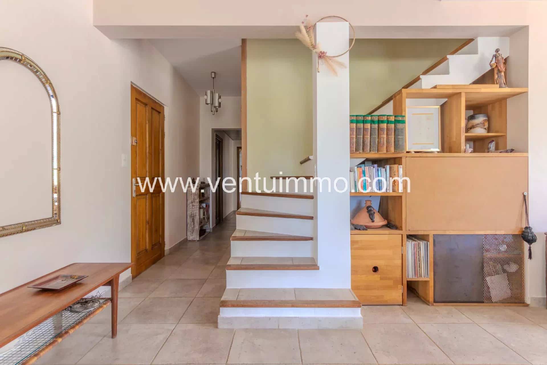 Intérieur d'une maison avec un escalier et des meubles en bois, La Garde-Freinet.