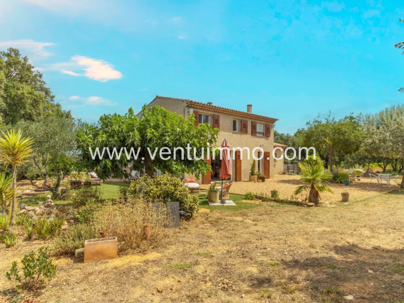 Propriété viticole avec maison à La Garde-Freinet, entourée de vignes et de verdure.