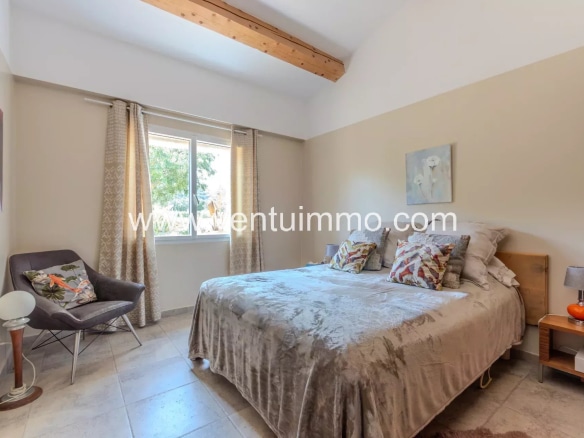 Chambre d'une maison dans une propriété viticole à La Garde-Freinet.