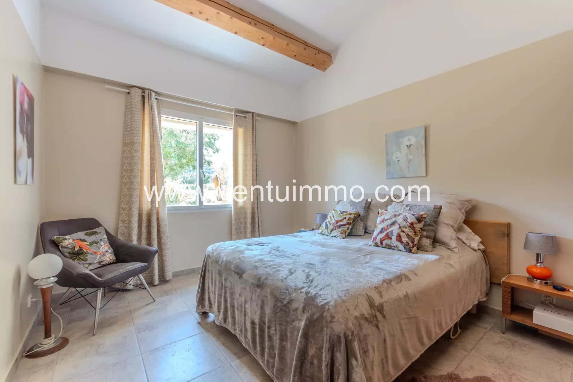 Chambre d'une maison dans une propriété viticole à La Garde-Freinet.