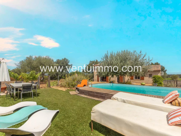 Propriété viticole à La Garde-Freinet avec maison et piscine, entourée de vignes.