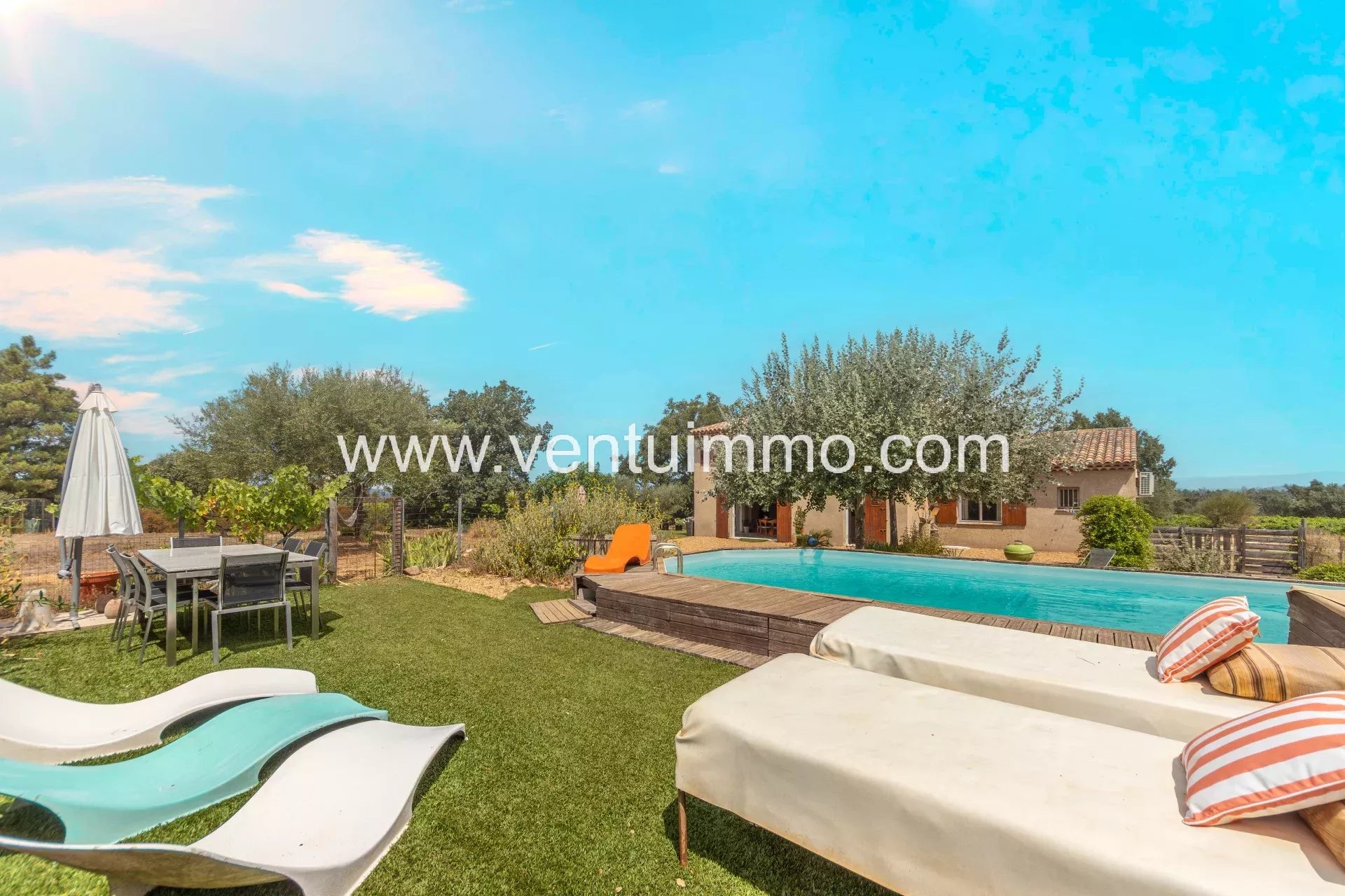 Propriété viticole à La Garde-Freinet avec maison et piscine, entourée de vignes.